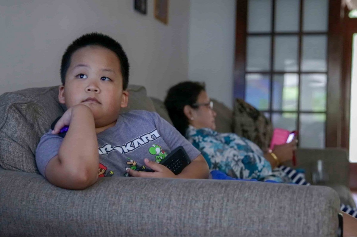 Lincoln Yang sit on the sofa with his grandma Tang Kue. Lincoln is the children of Yang’s youngest son Lee Yang. In Hmong culture, the family’s youngest son has obligation to stay with his parents and take care of them.