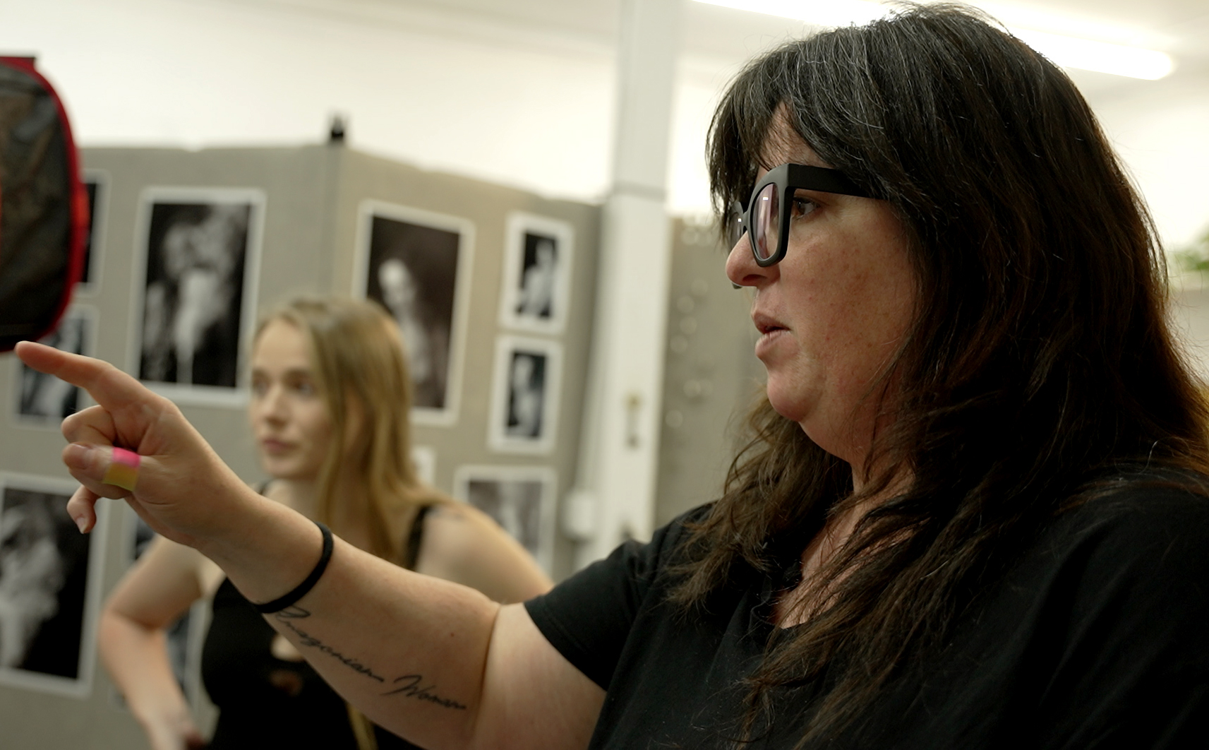 Fumberg vocalizes her ideas for the photoshoot to her model.